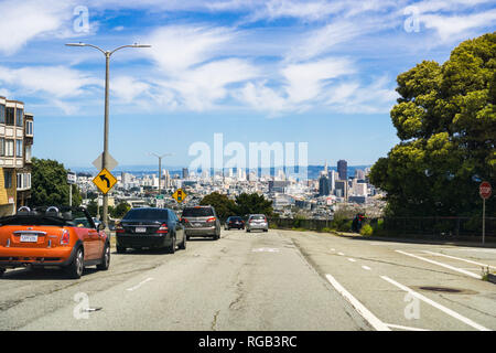 Mai 6, 2018 San Francisco/CA/USA - Fahren auf den Straßen von San Francisco in Richtung Innenstadt; der Financial District im Hintergrund sichtbar Stockfoto