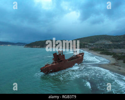 Antenne Panorama der griechischen Küste mit den berühmten schiffbruch in Gythio Agios Dimitrios, Griechenland. Ein teilweise versenkt rostiges Metall Schiffswrack Stockfoto