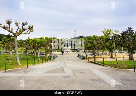 Mai 6, 2018 San Francisco/CA/USA - Landschaft im Golden Gate Park; Kalifornische Akademie der Wissenschaften und Sutro Tower sichtbar im Hintergrund Stockfoto