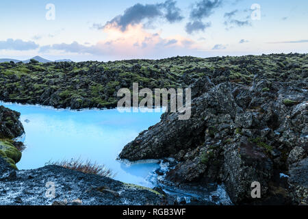 Dramatische Landschaft eines schönen vulkanische Terrain mit schwarzen vulkanischen Felsen und türkisem Wasser an der Blauen Lagune bei Grindavik in Reykjanes Halbinsel Stockfoto