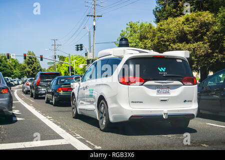 Mai 11, 2018 View/CA/USA - Waymo selbst Auto fahren auf den Straßen von South San Francisco Bay Area, Silicon Valley Stockfoto