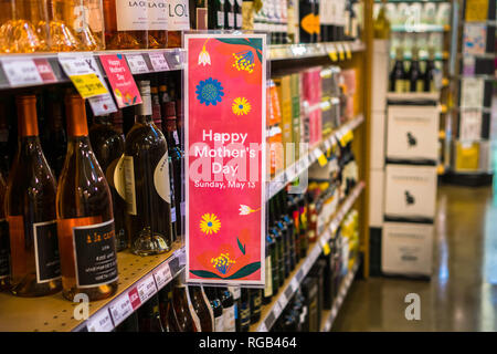 Mai 11, 2018 Los Altos/CA/USA - "Happy Mother's Day' Schild am Wein auf einen Whole Foods Supermarkt gepostet, South San Francisco Bay Stockfoto