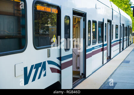 Mai 11, 2018 Mountain View/CA/USA - VTA Zug Ankunft in der Middlefield Station in South San Francisco Bay; VTA Light Rail ist ein System S steht für: Stockfoto