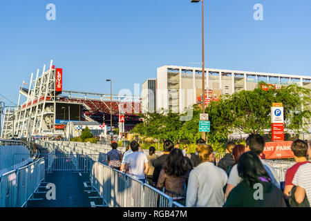 Mai 11, 2018 Santa Clara/CA/USA - Menschen in Richtung Eingang zu Levi's Stadion für Taylor Swift Konzert, San Francisco Bay; das Stadion Stockfoto