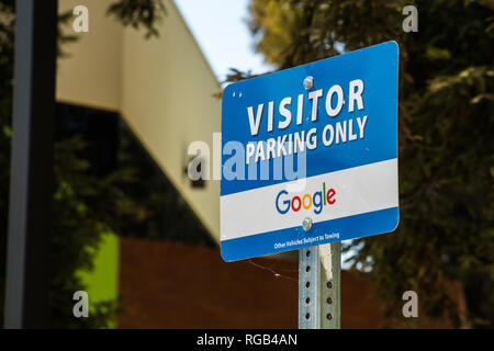 Mai 13, 2018 View/CA/USA - "Parkplatz für Besucher nur' Schild am Sitz der Google im Silicon Valley Stockfoto