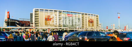 Mai 11, 2018 Santa Clara/CA/USA - Menschen in Richtung Eingang zu Levi's Stadion für Taylor Swift Konzert, San Francisco Bay; das Stadion Stockfoto