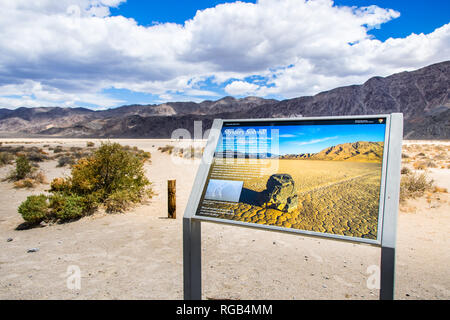 Mai 27, 2018 Death Valley/CA/USA-Informationen anzeigen, die Fakten über das Racetrack Playa Stockfoto