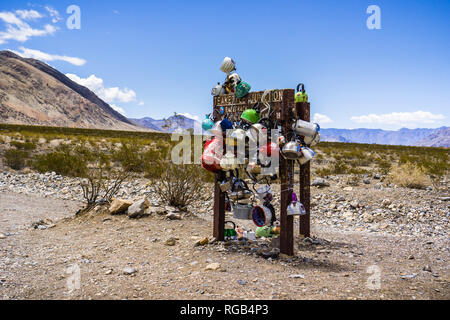 Mai 27, 2018 Death Valley/CA/USA - schnellkochkanne Kreuzung Anmelden teekessel von Besuchern Links abgedeckt Stockfoto