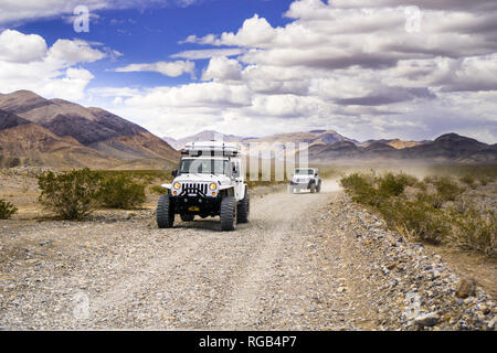 Mai 27, 2018 Death Valley/CA/USA - Jeep Fahrzeuge fahren auf einer unbefestigten Straße durch einen abgelegenen Teil des Death Valley National Park Stockfoto
