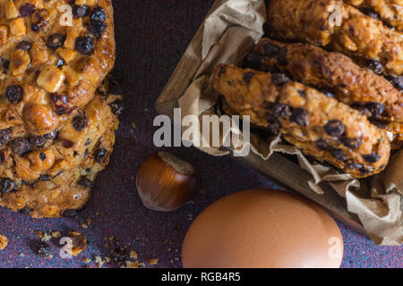 Avena cookies mit Haselnüssen und Schokolade, Chips und ein Ei Stockfoto