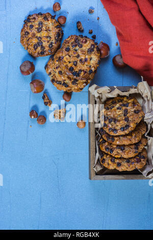 Avena cookies mit Haselnüssen, Schokolade, Chips, eine Box mit Cookies und einem Tuch Stockfoto