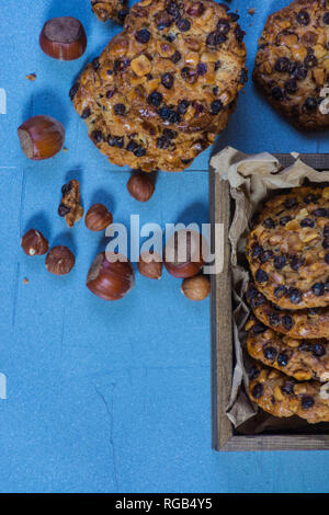 Avena cookies mit Haselnüssen, Schokolade, Chips, eine Box mit Cookies und einem Tuch Stockfoto