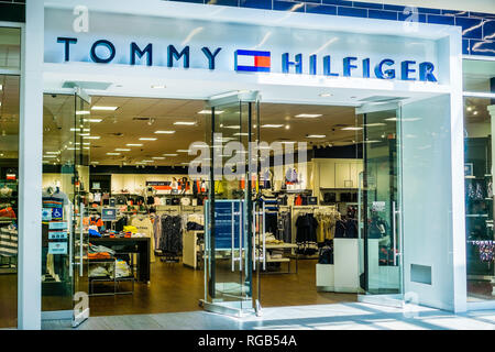 Juni 5, 2018 Milpitas/CA/USA - Tommy Hilfiger Store Eingang in der großen Mall, South San Francisco Bay Area. Stockfoto