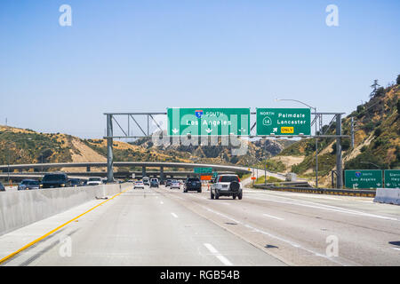 Juni 8, 2018 Los Angeles/CA/USA - das Fahren auf der Autobahn in Richtung Los Angeles an einem sonnigen Tag Stockfoto