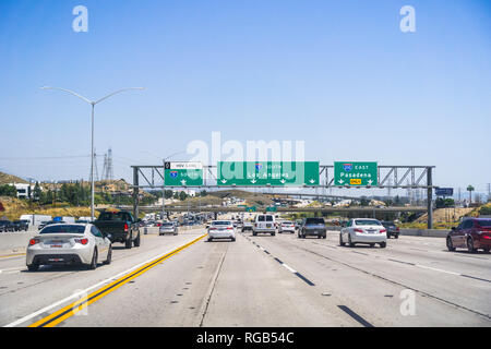 Juni 8, 2018 Los Angeles/CA/USA - das Fahren auf der Autobahn in Richtung Los Angeles an einem sonnigen Tag Stockfoto