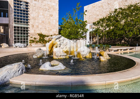 Juni 8, 2018 Los Angeles/CA/USA - Brunnen im Museumshof des Getty Center Stockfoto