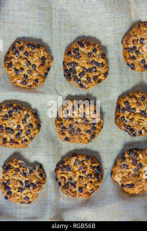 Avena cookies mit Haselnüssen und Chocolate Chips auf einem grauen Tuch Stockfoto
