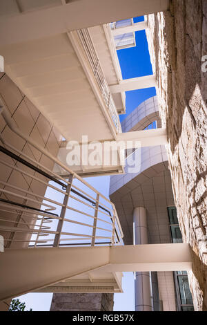 Juni 8, 2018 Los Angeles/CA/USA - Außentreppe am Getty Center, komplexe, entworfen vom Architekten Richard Meier Stockfoto