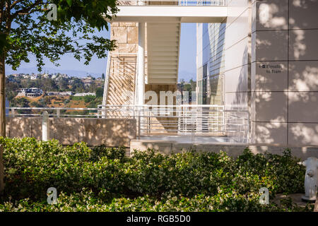 Juni 8, 2018 Los Angeles/CA/USA - architektonisches Detail Eines der Gebäude des Getty Center; Stern jasmin Blumen blühen im Hintergrund; h Stockfoto