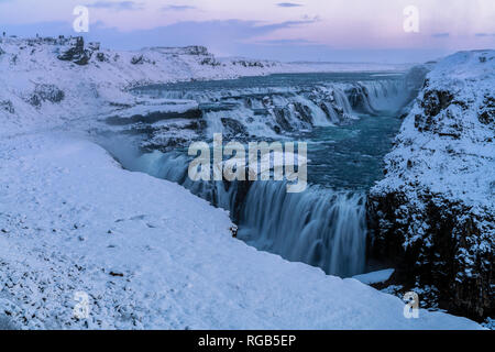 Wasserfall Gullfoss (goldener Wasserfall oder Golden Lake) im südlichen Island am frühen Morgen Licht im Winter Stockfoto