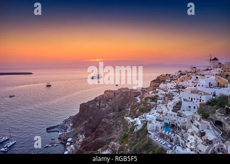 Sonnenuntergang mit Blick auf die Bucht von Amoudi von Oia Santorini Griechenland Europa. Unglaublich romantischer Sonnenuntergang in Oia Stockfoto