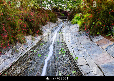 Juni 8, 2018 Los Angeles/CA/USA - üppige Vegetation, die einen Wasser Creek durch Robert Irwin's Central Garden am Getty Center fließt; Stockfoto