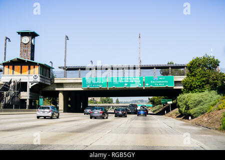 Juni 9, Pasadena 2018/CA/USA - Autos fahren auf einer der Autobahnen, die durch die Stadt und vorbei unter einer U-Bahn Station in der Nähe der Innenstadt Stockfoto