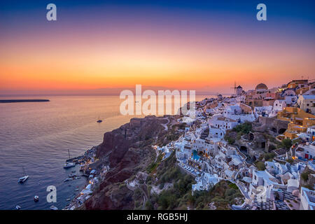 Sonnenuntergang mit Blick auf die Bucht von Amoudi von Oia Santorini Griechenland Europa. Unglaublich romantischer Sonnenuntergang in Oia Stockfoto