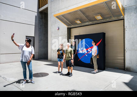 Juni 10, 2018 La Canada Flintridge/CA/USA - die Besucher der "ein Ticket zu jährlichen JPL' Event selfies mit dem NASA-Logo erkunden Stockfoto