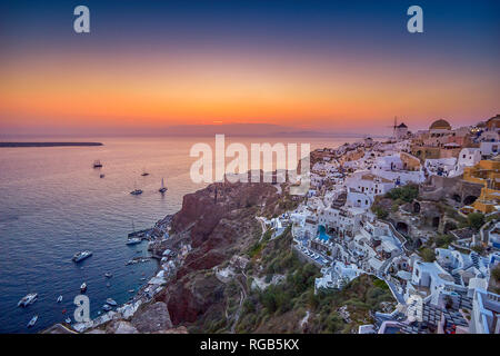 Sonnenuntergang mit Blick auf die Bucht von Amoudi von Oia Santorini Griechenland Europa. Unglaublich romantischer Sonnenuntergang in Oia Stockfoto