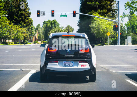 Juni 21, Sunnyvale 2018/CA/USA - Rückansicht des BMW I3 an einer roten Ampel in South San Francisco Bay Area gestoppt, Silicon Valley Stockfoto