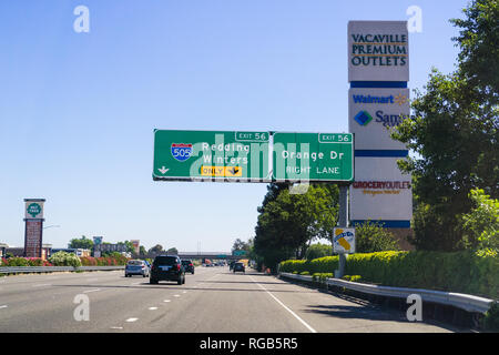 Juni 23, 2018 Vacaville/CA/USA - Reisen durch Vacaville Einkaufsviertel, in Richtung Redding, an einem sonnigen Tag Stockfoto