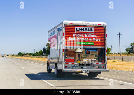 Juni 23, 2018 in Sacramento/CA/USA-U-Haul Van unterwegs auf der Autobahn; U-Haul ist ein amerikanisches Unternehmen, das Do-it-yourself-Umzug Lösungen Stockfoto