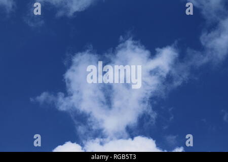 Herzförmige Wolke mit Pfeil Stockfoto