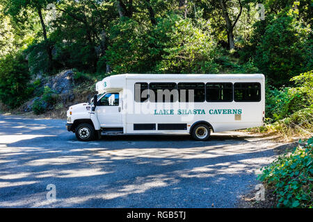 Juni 26, 2018 Lakehead/CA/USA - Lake Shasta Caverns Bus warten Besucher bis zu den Höhlen zu nehmen Stockfoto