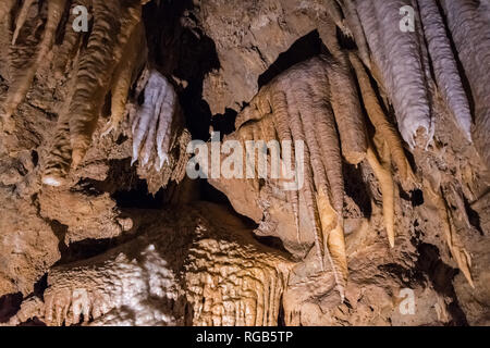 Juni 26, 2018 Lakehead/CA/USA - schön geformten Felsformationen in der Shasta Lake Caverns National nationales Wahrzeichen, Nordkalifornien Stockfoto