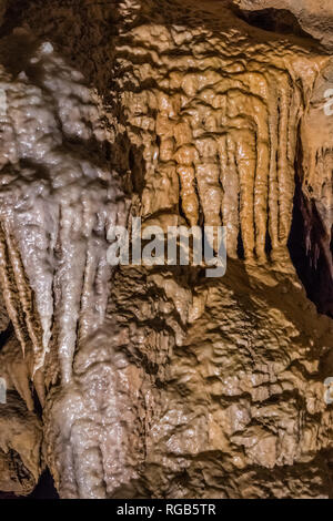 Juni 26, 2018 Lakehead/CA/USA - schön geformten Felsformationen in der Shasta Lake Caverns National nationales Wahrzeichen, Nordkalifornien Stockfoto