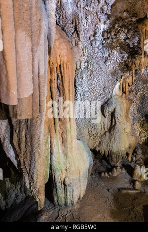 Juni 26, 2018 Lakehead/CA/USA - schön geformten Felsformationen in der Shasta Lake Caverns National nationales Wahrzeichen, Nordkalifornien Stockfoto