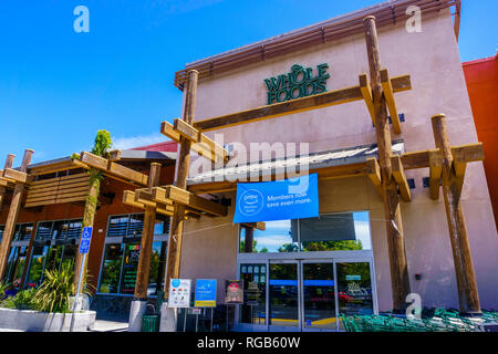 Juli 30, 2018 Cupertino/CA/USA - Whole Foods store Anzeige eine Anzeige für Prime Mitglied beschäftigt sich über dem Eingang Stockfoto