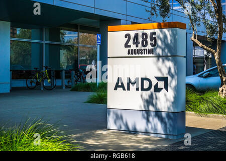 Juli 31, 2018 Santa Clara/CA/USA - AMD-Logo am Eingang zu den Büros im Silicon Valley, South San Francisco Bay Area. Stockfoto