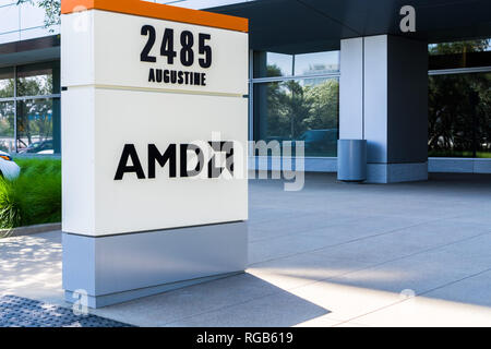 Juli 31, 2018 Santa Clara/CA/USA - AMD-Logo am Eingang zu den Büros im Silicon Valley, South San Francisco Bay Area. Stockfoto