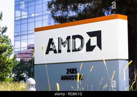 Juli 31, 2018 Santa Clara/CA/USA - AMD-Logo am Eingang zu den Büros im Silicon Valley, South San Francisco Bay Area. Stockfoto