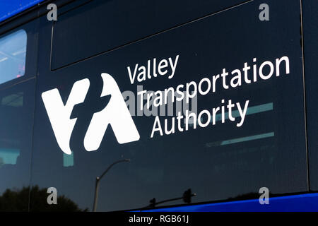 31. Juli, Sunnyvale 2018/CA/USA - Nahaufnahme von VTA (Santa Clara Valley Transport Authority) Logo auf einem Ihrer Busse in South San Franci Stockfoto