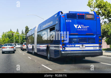 31. Juli, Sunnyvale 2018/CA/USA - VTA (Santa Clara Valley Transport Authority) Bus fahren auf einer Straße in South San Francisco Bay Area. Stockfoto