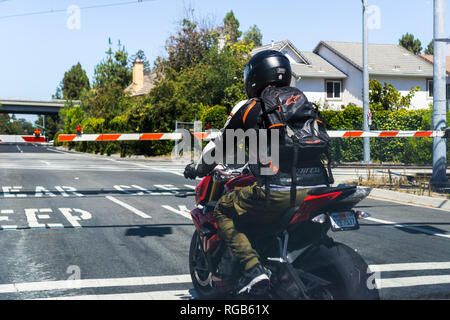 August 2, 2018 Mountain View/CA/USA - Motorradfahrer warten an eine Schranke in South San Francisco Bay Area. Stockfoto