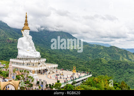 PHETCHABUN, THAILAND - Okt 24,2018: Viele Touristen auf der Terrasse Sicht unter dem großen weißen Buddha Statue auf dem Berg am Wat Phra That Pha Sorn Kae Stockfoto