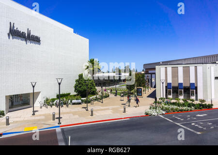 August 2, 2018 in Palo Alto/CA/USA - Leute einkaufen Am open air Stanford Shopping Center, San Francisco Bay Area. Stockfoto