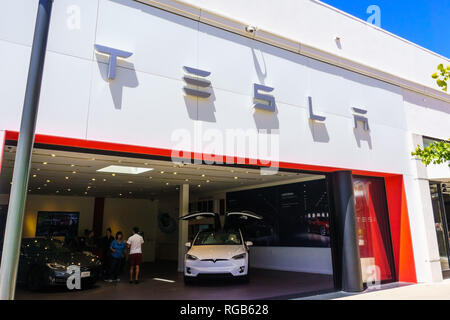 August 2, 2018 in Palo Alto/CA/USA-Tesla-Showroom in der gehobenen open air Stanford Shopping Mall, Silicon Valley, Kalifornien Stockfoto