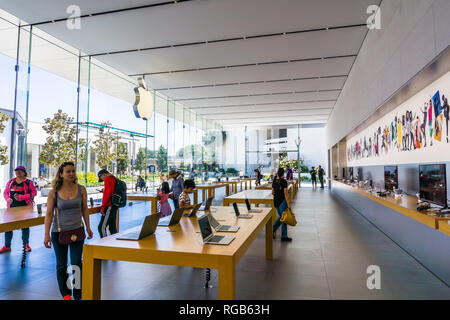 August 2, 2018 in Palo Alto/CA/USA - Innen- Blick auf den Apple Store an der geöffneten Luft Stanford Shopping Center, Silicon Valley Stockfoto