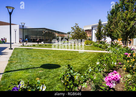 August 2, 2018 in Palo Alto/CA/USA - eine wunderschöne Landschaft am upscale, Open air Stanford shopping center; das Apple und Macy's Stores sichtbar in Stockfoto